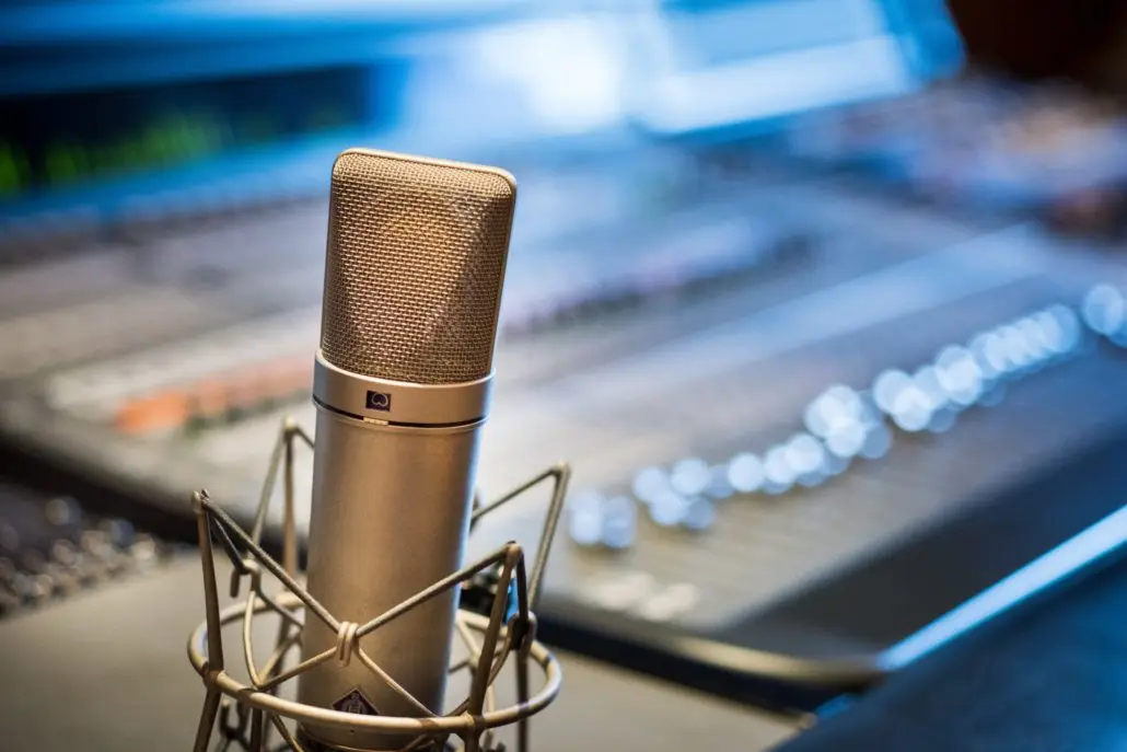 Microphone de studio devant une console audio