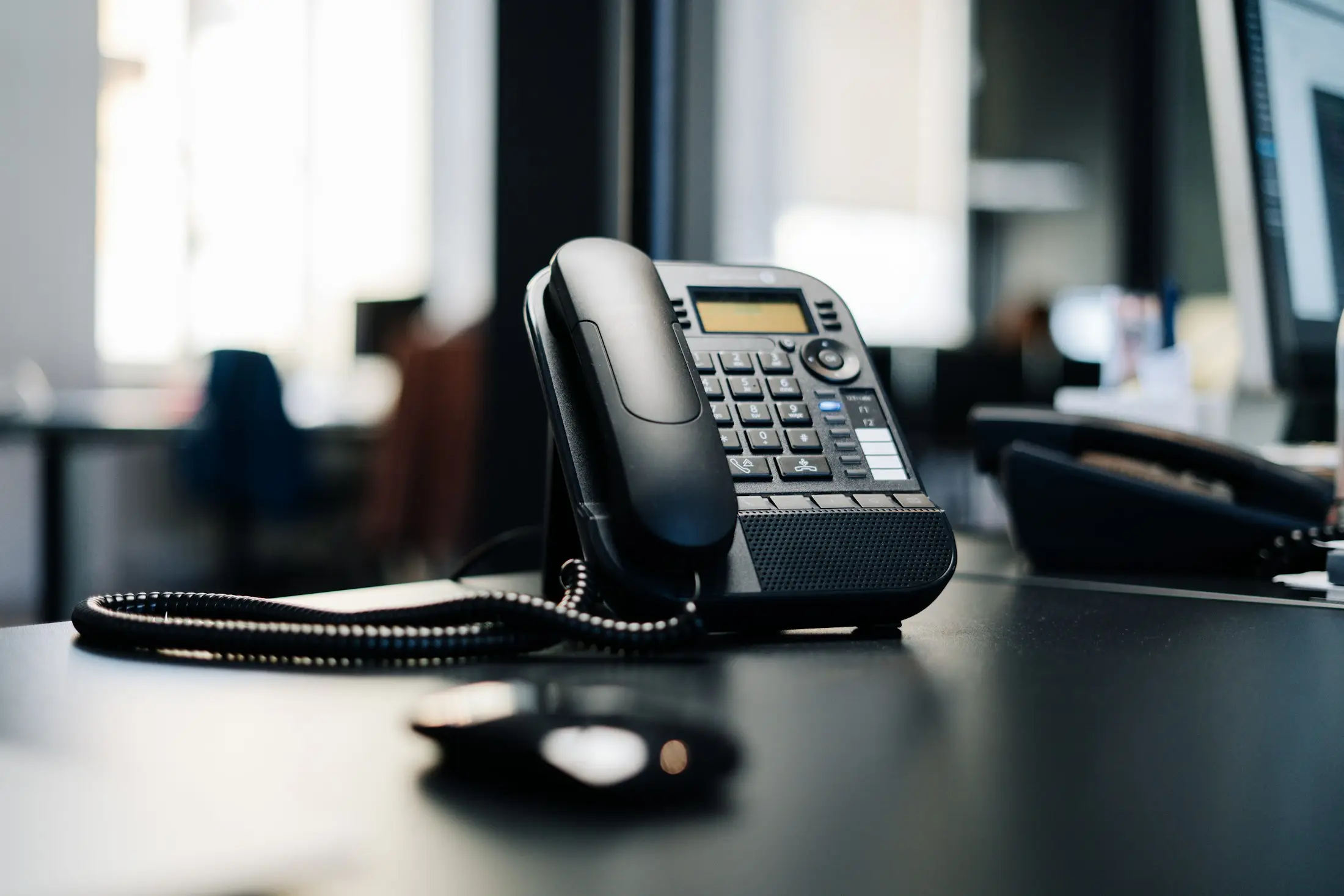 Téléphone IP professionnel posé sur un bureau