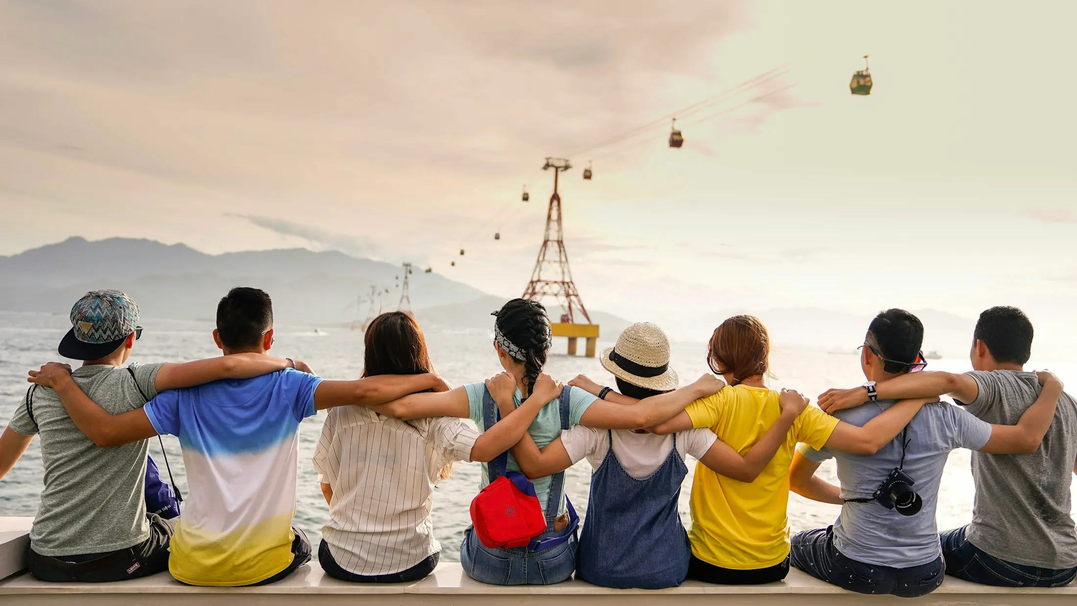 Groupe de visiteurs admirant un paysage de montagne